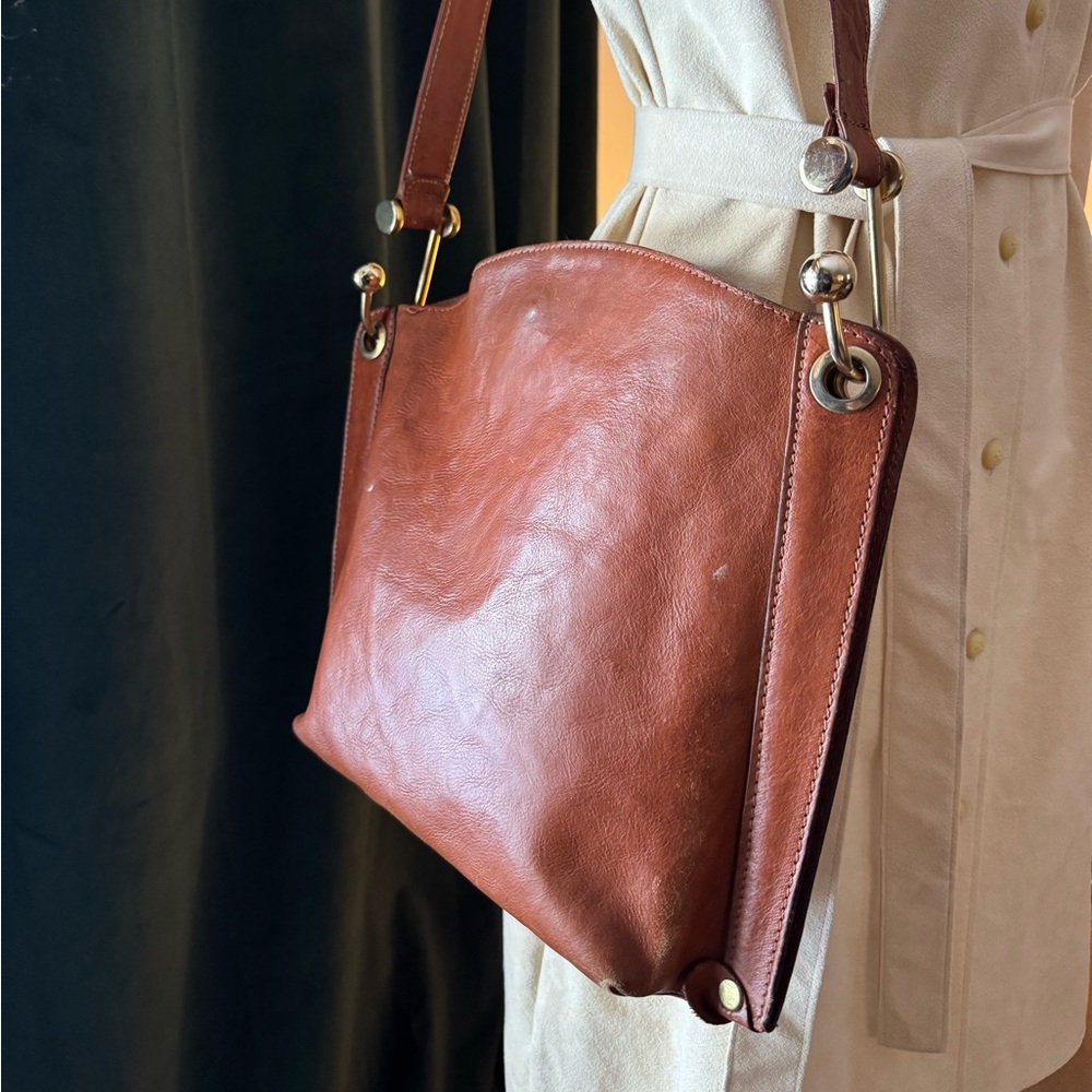 Cool hardware 70’s Elegant Brown Leather Shoulder Bag